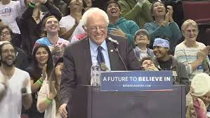 A little bird landed on bernie sanders' podium in portland, and the world hasn't been the same since! Bird Lands On Bernie Sanders Podium During Rally Steals Show Watch News Videos Online