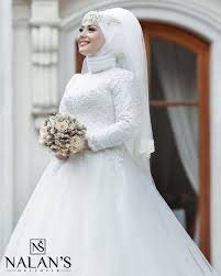 Yeni Sezonda On Plana Cikan Tesetturlu Gelinlik Modelleri Daha Cok Kabarik Tasarimlardan Olusuyor Gelinlik Gelin Fotograflari Gelinler