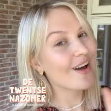 🧐𝗪𝗶𝗲 𝗶𝘀 𝗮𝗿𝘁𝗶𝗲𝘀𝘁 𝗻𝗼 𝟳 𝘃𝗮𝗻 𝗗𝗲 𝗧𝘄𝗲𝗻𝘁𝘀𝗲  𝗡𝗮𝘇𝗼𝗺𝗲𝗿?🧐 Onze topper Lois heeft het heel ver geschopt tijdens 'The  Voice Kids'. En daarom is zij zeker niet te missen tijdens een show