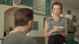 After life ist eine düstere comedy von und mit ricky gervais, die von einem mann handelt, der brutal ehrlich sein will, nachdem seine frau gestorben ist. After Life Netflix Offizielle Webseite