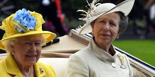 In rete è diventato virale un video in cui sembra proprio che l'anziana sovrana bacchetti la figlia per non aver. Royal Family News La Figlia Della Regina Elisabetta Anna Star Di The Crown