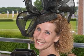 Wer hat den schönsten Hut? Ob Federn, Artischocken oder Segelboot: beim ...