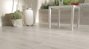 Parchet masiv din stejar, frasin, salcîm, carpen, cireș etc. Gresie De Tip Parchet Care Este Usor De Intretinut Are Un Aspect Placut Si Este Ideala Pentru Locuintele Cu Mult Trafic Insa Pe Langa Home Decor Decor Home