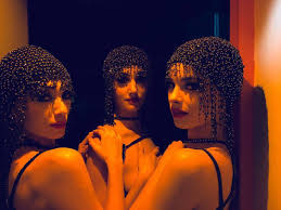 Nahia vigorosa dévoile à lyon femmes un quotidien chargé d'émotion et de passion. Lecrazyhorseparis