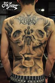 2012第三屆台灣國際紋身藝術展黑白背部大圖參展作品創作理念 在充斥著各式各樣以及變化多端的大環境裡 你總是要face 2 face不斷的自我省思 進而放眼看世界 就像這大臉正看著 退後一點欣賞這張作品 可以經由左下方隱約的臉頰輪廓線與嘴唇 skull tattoo