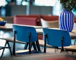 La Decoration Bleu Marine Nous Inspire Et Vous Elle Decoration En 2020 Salle A Manger Bleue Decoration Bleue Carrelages Geometriques