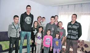 Maja je radiši rodila jedanaestoro dece od kojih najstarije danas ima 14 godina, a najmlađe 20 meseci. Nesici Najbrojnija Porodica Sa Juga Srbije Bracni Par Iz Vladicinog Hana Dobio 11 Dete Informer