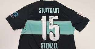 Im rahmen des erinnerungstages im deutschen fußball wird der vfb stuttgart am freitagabend gegen den fsv mainz 05 in. Das Getragene Vfb Sondertrikot Von Pascal Stenzel Vom 2 Spieltag