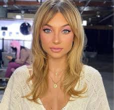 Adriana Floyd's Instagram, Twitter & Facebook