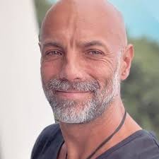 Quién es Javier Poza: biografía y fotos del presentador de La casa de los  famosos All Stars 2025