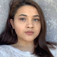 Lara Reyes's Instagram, Twitter & Facebook