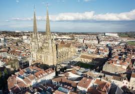 Ainsi un logement de 50 m² situé à l'est de bayonne coûte (hors charges) entre 450 et 590 euros peut monter à 11,90 euros, voire près de 14 euros lorsqu'on se rapproche de la côte vers biarritz ou. Bayonne Ou Biarritz Lequel Des Deux Choisir Guide Site Touristique