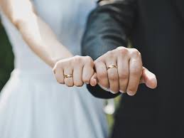 Makna paling logis memakai cincin emas menandakan kegembiraan, meningkatnya rasa percaya diri, optimis, dan mulai untuk melakukan pengembangan diri. Laki Laki Mau Pakai Cincin Baiknya Di Jari Mana Yomamen