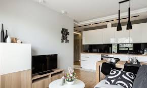 20 Qm Wohnzimmer Mit Essplatz Und Einzeilige Kuche In Schwarz Weiss Und Holz Room Home Decor Table
