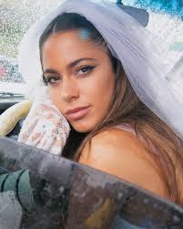 Martina alejandra stoessel muzlera (born 21 march 1997), known professionally as martina stoessel (spanish: Tini Stoessel Se Vistio De Novia Y Provoco La Reaccion De Sebastian Yatra
