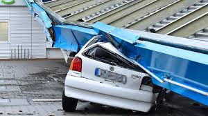 Unwetter in düsseldorf überflutet keller und unterführungen foto: Unwetter In Nrw Zdfheute