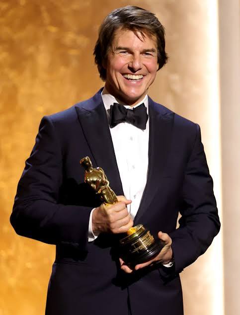 トム・クルーズ、アカデミー名誉賞を受賞 祝賀会ではノリノリのダンスシーンを披露、念願のオスカーに歓喜 | カルチャー | ELLE ［エル デジタル］