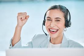 Ritratto di donna call center e celebrazione del pugno con il sorriso per  aver vinto il
