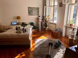 Dieses Wg Zimmer Ist Eine Echte Allzweckwaffe Schlafzimmer Wohlfuhloase Und Fitnessstudio In Einem Wgzimmer Wgg Wg Zimmer Zimmer Einrichten Altbau Zimmer