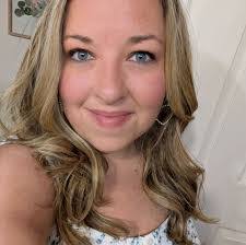 Carol Aponte's Instagram, Twitter & Facebook