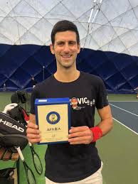 Novak nikada još ovako nije podigao pehar i: Ä'okovic Se Fotografirao S Cetnickom Rakijom Nazvanoj Po Drazi Mihailovicu Dnevnik Ba
