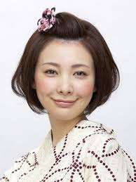 甚平に似合う髪型 簡単ヘアアレンジ ショート ミディアム編 生活 ショートボブさんなどは前髪をちょっと上げてクルリとねじってピンで留めると可愛くなります 浴衣に合う髪型 ショートのヘアスタイル ショート ヘアアレンジ