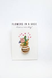 Fleurs Dans Un Vase Broche 1 Pouce Chaque Broche Est Presente Sur Une Support Blanc Carte Plaque Or Noir De Fi Enamel Pins Hard Enamel Pin Enamel Pin Display