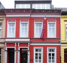 Der ostwall gilt klassischerweise als entrée in die krefelder innenstadt. Deutsche Stiftung Denkmalschutz Bronzetafel Am Haus Der Seidenkultur In Krefeld Erinnert An Privatengagement Und Glucksspirale