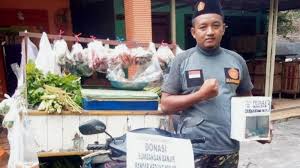 Kasus jne dan banser j a s m e r a h 5 begini semboyan gp ansor dan banser melawan pki duta co berita harian terkini gedung dprd papua barat dibakar from 1.bp.blogspot.com. Banser Di Jombang Jual Sayur Keliling Sembari Galang Dana Untuk Korban Banjir