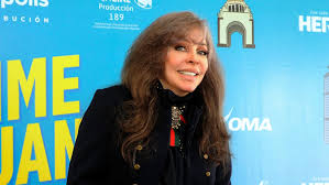 Verónica Castro reaparece tras ser operada de emergencia