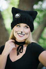 On use et abuse du rouge et du noir ainsi que du blanc, pour un teint blafard. Pin On Deco Halloween Maquillage Halloween