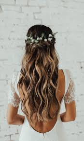On te présente cette belle galerie d'idées romantiques de coiffure mariage cheveux longs qui vont te faire tomber amoureuses 1001 Modeles Feeriques De Coiffure De Mariage Pour Cheveux Longs