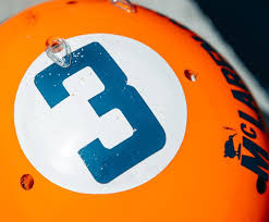 Drivers often swap helmets with each other during the season and, in particular, at the end of it. Vs 12qutzhisdm