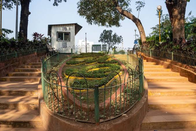 The Mindful Monday Minute: Spotlight, the Hanging Gardens of Mumbai (by Megan Simpson) | by Zoe Smith | Medium