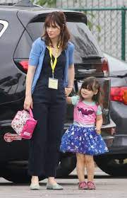 You've reached zooey deschanel online, an online source for zooey's fans! Zooey Deschanel And Daughter Elsie Pechenik Headed To School Drop Off In Studio City California On Zooey Deschanel Style Wonder Woman Outfit Zooey Deschanel