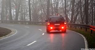 Sie wirft ein grellrotes licht nach hinten ab, das bei normalen sichtverhältnissen sehr stark blenden würde. Adac On Twitter Nebelschlussleuchten Durfen Nur Dann Benutzt Werden Wenn Durch Nebel Die Sichtweite Weniger Als 50 M Betragt Also Nicht Bei Starkregen Etc Vg Https T Co Kprbzjmoda