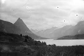 Sykkylven er en kommune på rånahalvøya omkranset av hjørundfjorden og storfjorden i møre og romsdal. Fjorden Inn Til Straumgjerdet Med Stromshornet Sykkylven Stiftinga Sunnmore Museum Digitaltmuseum