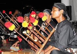 Angklung merupakan alat musik tradisional yang multitonal atau bernada ganda. 8 Alat Musik Tradisional Jawa Timur Yang Kamu Harus Tahu Bukareview