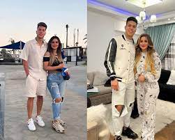 اللاعب العالمي و المحترم ( إمام عاشور ) رفقة زوجته ( ياسمين حافظ ) و إمام  عاشور هو لاعب كرة قدم مصري، وُلد في 20 فبراير 1998. بدأ مشواره الكروي في  ناشئي