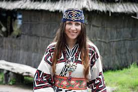 女性でドレスアップしたアイヌ民族の伝統衣装 - アイヌのストックフォトや画像を多数ご用意 - アイヌ, 北海道, 民族衣装 - iStock