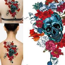 Le tatouage tête de mort s'avère assez surprenant en termes de diversité stylistique. Tatouage Temporaire Tete De Mort Et Rose Rouge