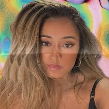 Serena Smith's Instagram, Twitter & Facebook