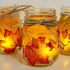 Kerzen In Glasern Dekoriert Mit Gelben Blattern Basteln Herbst Dekoration Basteln Herbst Herbst Dekoration