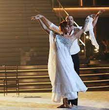 Il a dansé un foxtrot avec sa partenaire fauve sur le titre sois tranquille, qu'il avait écrit pour son frère décédé. Un Foxtrot Pour Emmanuel Moire Et Fauve Sur Sois Tranquille Emmanuel Moire Danse Avec Les Stars Foxtrot Lorie