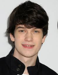 Liam James: Amor, Fumar, Origen, Tatuajes y Patrimonio 2025