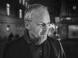 Johan rheborg spelar örjan i serien hjälp! Johan Rheborg
