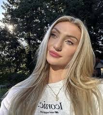 Jackie Samuelson's Instagram, Twitter & Facebook