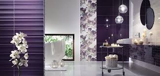 11 Baie Moderna Combinatie De Faianta Alb Si Mov Inchis Casadex Case Constructii Ame Purple Bathroom Decor Bathroom Decor Colors Bathroom Wall Decor Art