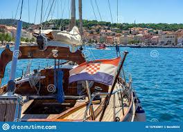 Välimeren tunnelmaa henkivä kroatia on mainio kohde rantalomalle, saarihyppelyyn. Kroatische Flagge Auf Einem Schonen Boot Aus Holz In Mali Losinj Insel Hafen Kroatia Mit Bunten Gebauden Und Blauem Meer Redaktionelles Foto Bild Von Ufer Reflexion 157930691