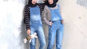 Jika digunakan untuk membuat pakaian, jenis kain sangat berpengaruh. 8 Gaya Hijab Anggun Dengan Baju Berbahan Jeans Atau Denim Cobain Yuk